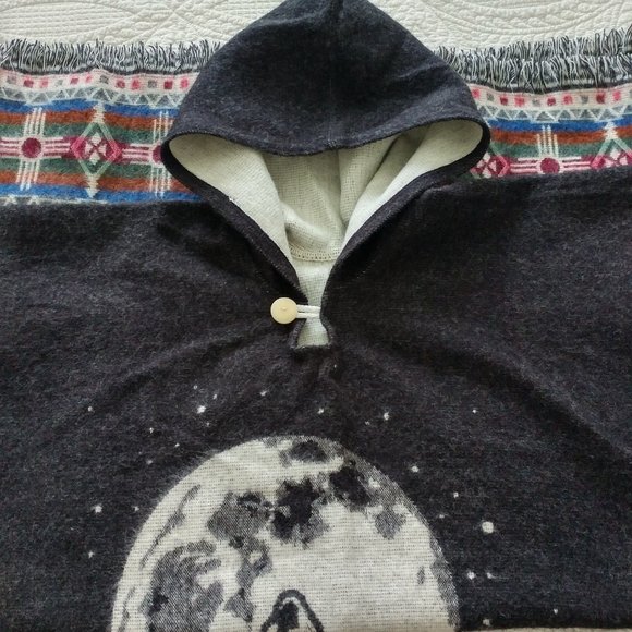 HANDMADE ALPACA WOOL REVERSIBLE HOWLING WOLF  HOODED PONCHO - Picture 4 of 6